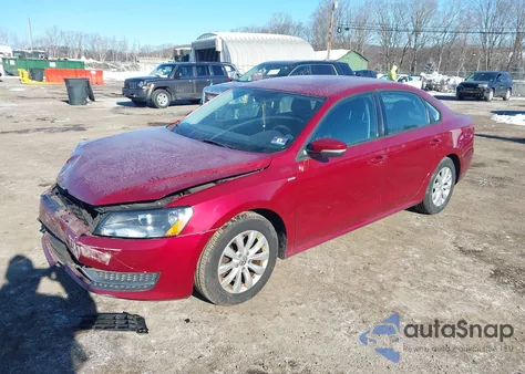 2015 Volkswagen Passat 1.8T Wolfsburg Edition z USA, uszkodzony, nr VIN 1VWAT7A35FC039300